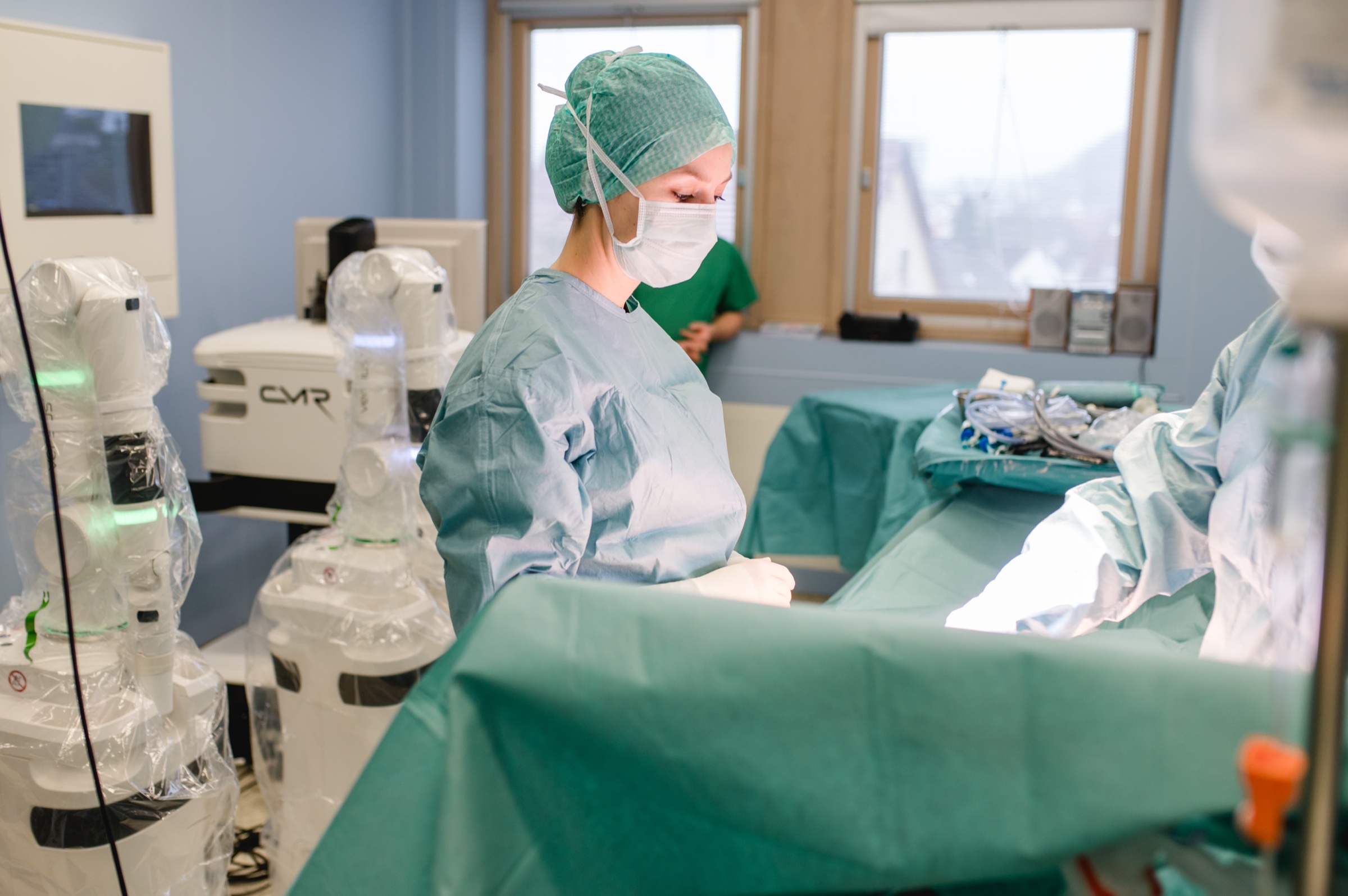 Mitarbeiterin im Operationssaal während eines neurochirurgischen Eingriffs