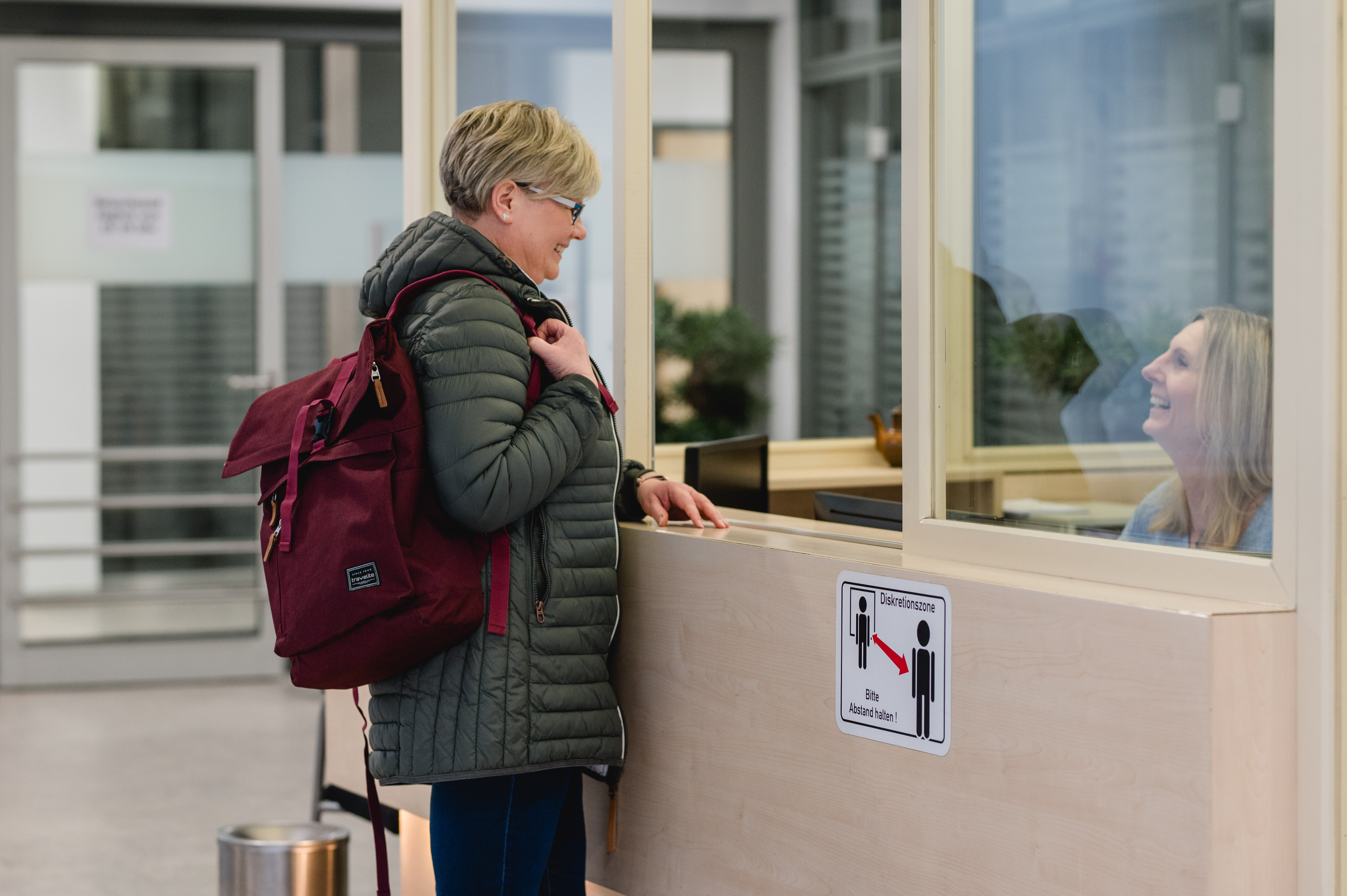 Besucherin im Gespräch am Empfang des Kreiskrankenhauses